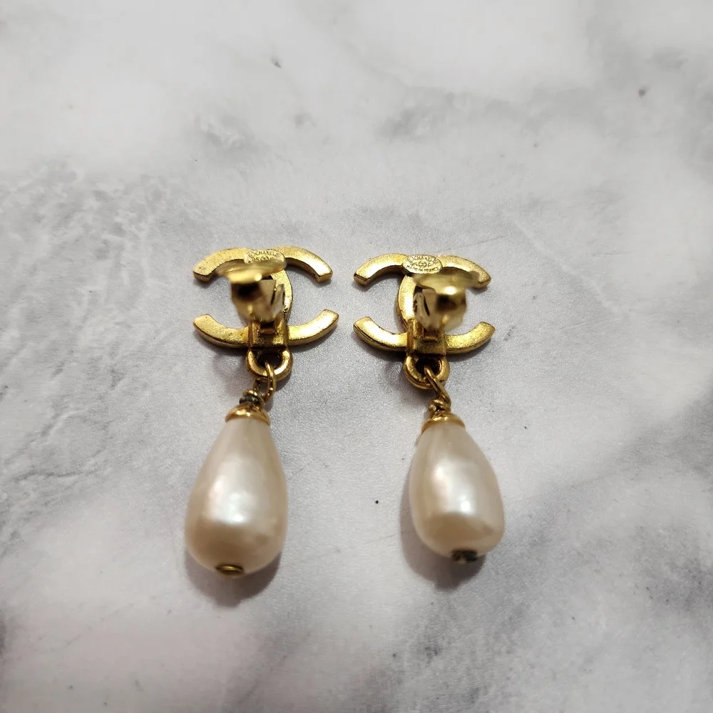 BS 279 Authentic Vintage Chanel CC Logo With Faux Pearl Clip On Earring - Picture 3 of 9